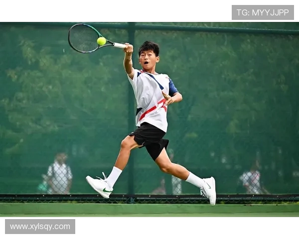 以网球为纽带探索竞技精神与青春奋斗的人生启示